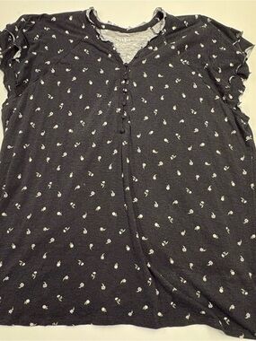 torrid Black Short-Sleeve Button Top with Tiny White Floral Print